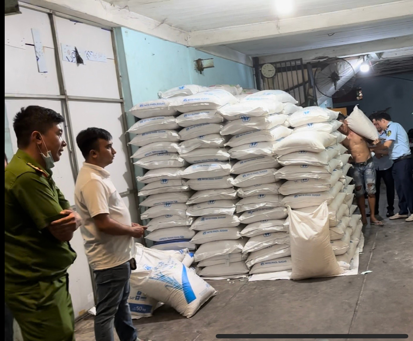 Lực lượng QLTT TPHCM phát hiện điểm chứa trữ hơn 26,5 tấn đường lậu ở quận 6