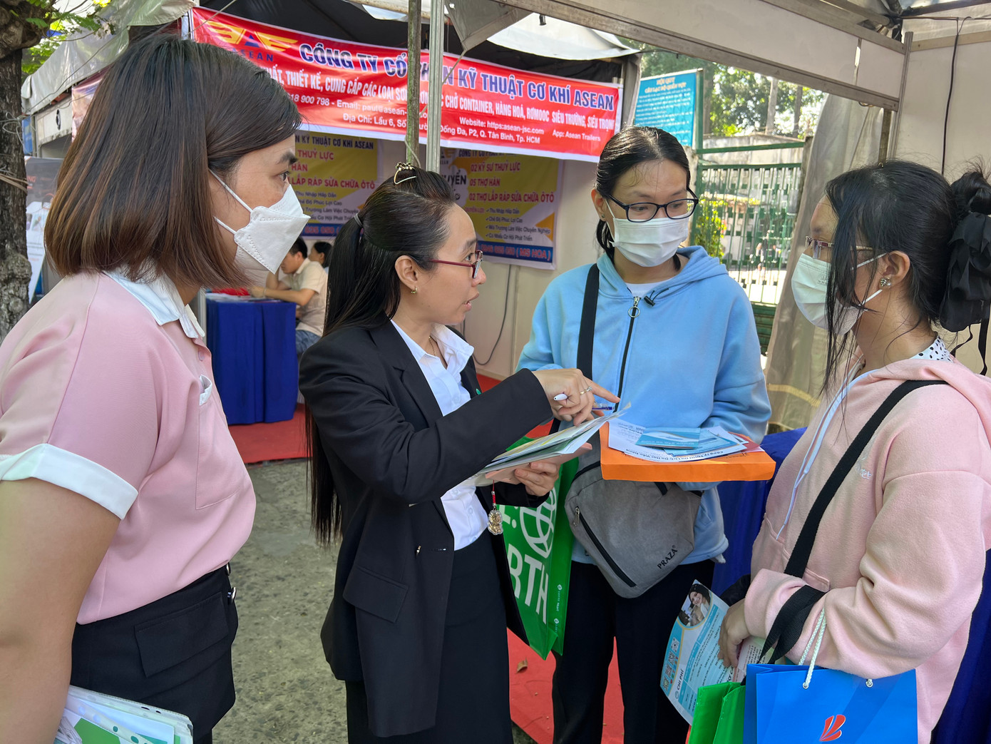 Người lao động tìm hiểu mức lương, chế độ đãi ngộ tại các DN.