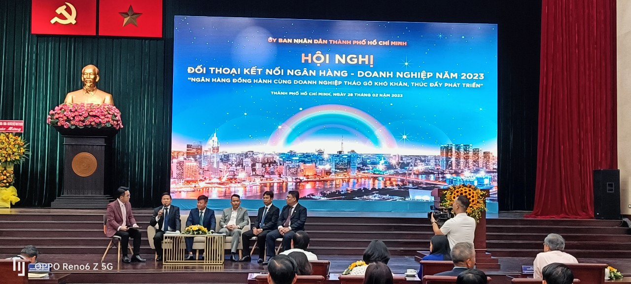 Tại hội nghị, 16 ngân hàng thương mại đã ký kết với 64 doanh nghiệp, tổng gói tín dụng vào khoảng 11.000 tỷ đồng. Tại hội nghị, 16 ngân hàng thương mại đã ký kết với 64 doanh nghiệp, tổng gói tín dụng vào khoảng 11.000 tỷ đồng.