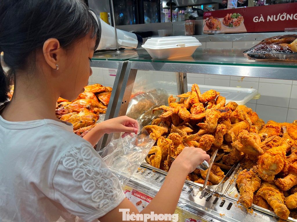 Khu vực tự phục vụ thức ăn nhanh cũng tấp nập khách.