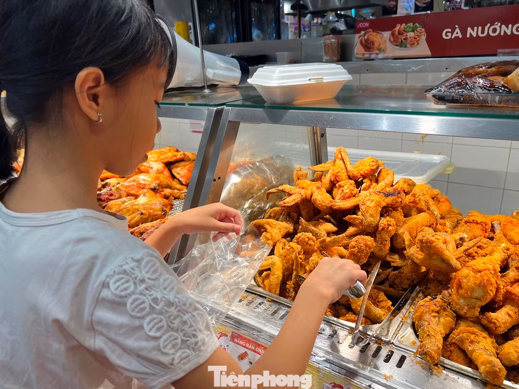 Khu vực tự phục vụ thức ăn nhanh cũng tấp nập khách.