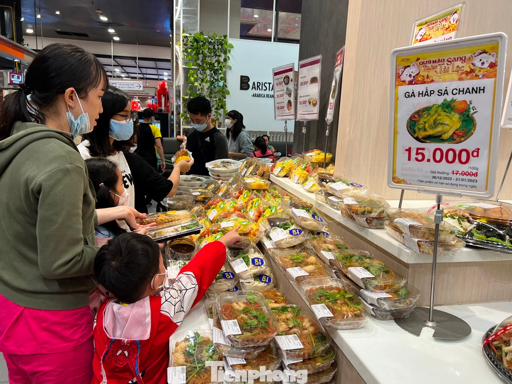 Thức ăn chế biến sẵn ngon lành, giá "giảm sập sàn" hút nhiều khách chọn mua.