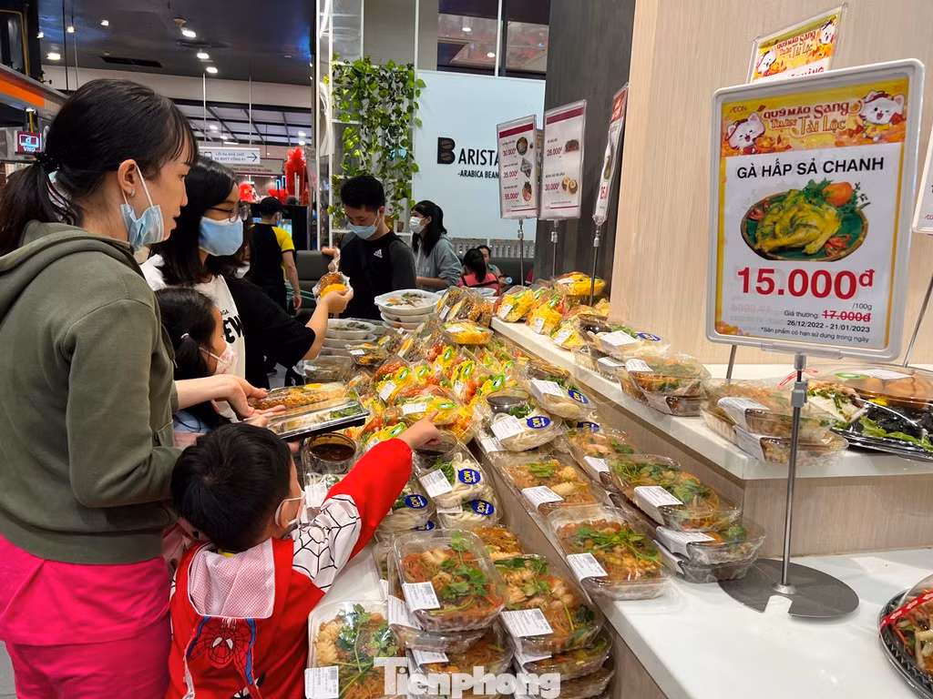 Thức ăn chế biến sẵn ngon lành, giá "giảm sập sàn" hút nhiều khách chọn mua.