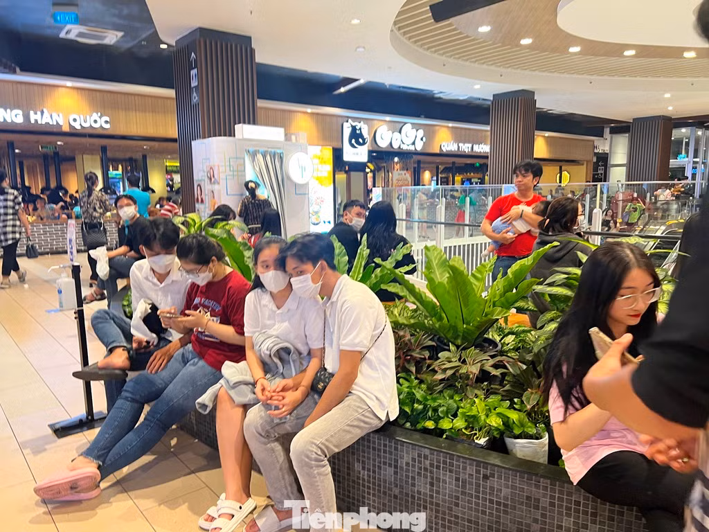 Không tìm được bàn, nhiều người chấp nhận chờ đợi để được phục vụ. "Tôi chờ đợi khoảng 30 phút thì có bàn, nhiều người cũng chờ đợi như mình nhưng ai cũng vui vẻ" - anh Tâm (28 tuổi) nói.