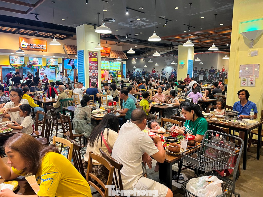 Các quán ăn gần như không còn một chỗ trống.