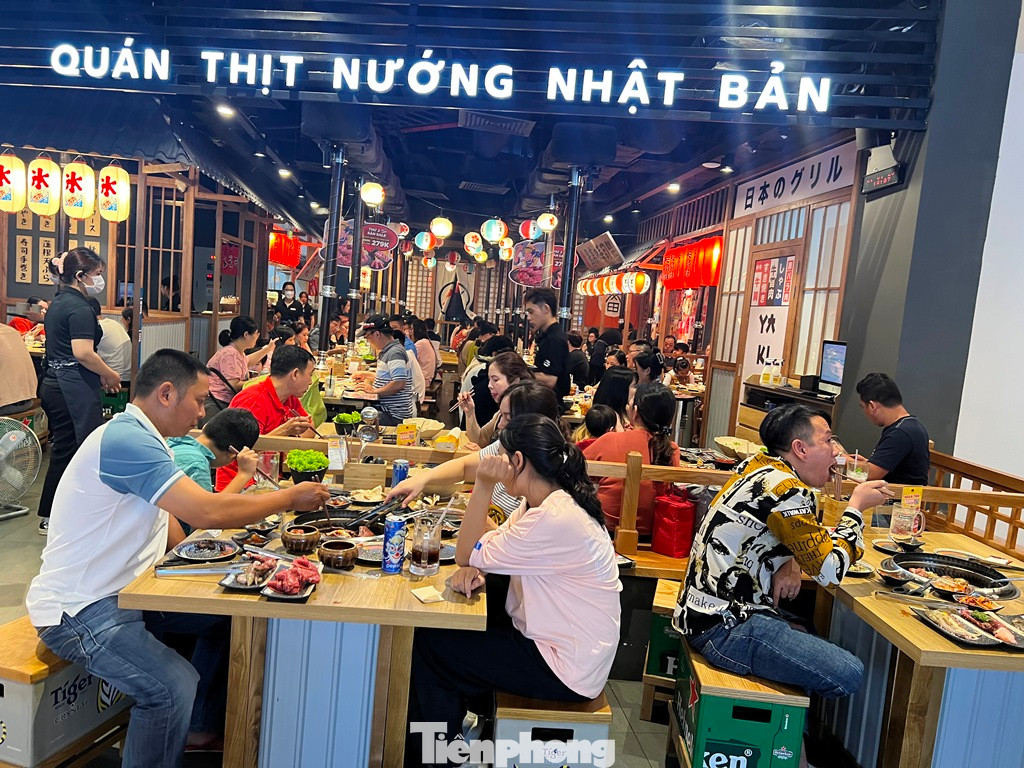 Đa số hàng quán đều có các chương trình khuyến mãi dịp Tết nên khách yên tâm "check-in" mà không lo tăng giá. "Lượng khách đến quán những ngày qua tăng gấp 2-3 lần so với ngày thường, chúng tôi luôn cố gắng phục vụ nhanh nhất có thể từ khi quán vừa mở cửa đến tận 22 giờ mỗi ngày. Tuy mệt nhưng ai cũng vui vì doanh số tăng đáng kể, bù đắp thời gian qua kinh doanh ế ẩm" - chị Lan Anh, nhân viên phục vụ quán ăn cho hay.