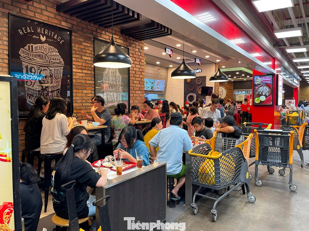 "Những ngày Tết, các quán ăn nhỏ thường nghỉ bán nên mình chọn cửa hàng, khu kinh doanh tổng hợp để vui chơi ăn uống. Do nghỉ Tết Dương lịch 2023 chỉ có 3 ngày nên tôi chủ yếu ở lại thành phố để nghỉ ngơi chứ không về quê" - chị Đỗ Thị Hạnh (34 tuổi, quê Nghệ An) chia sẻ.