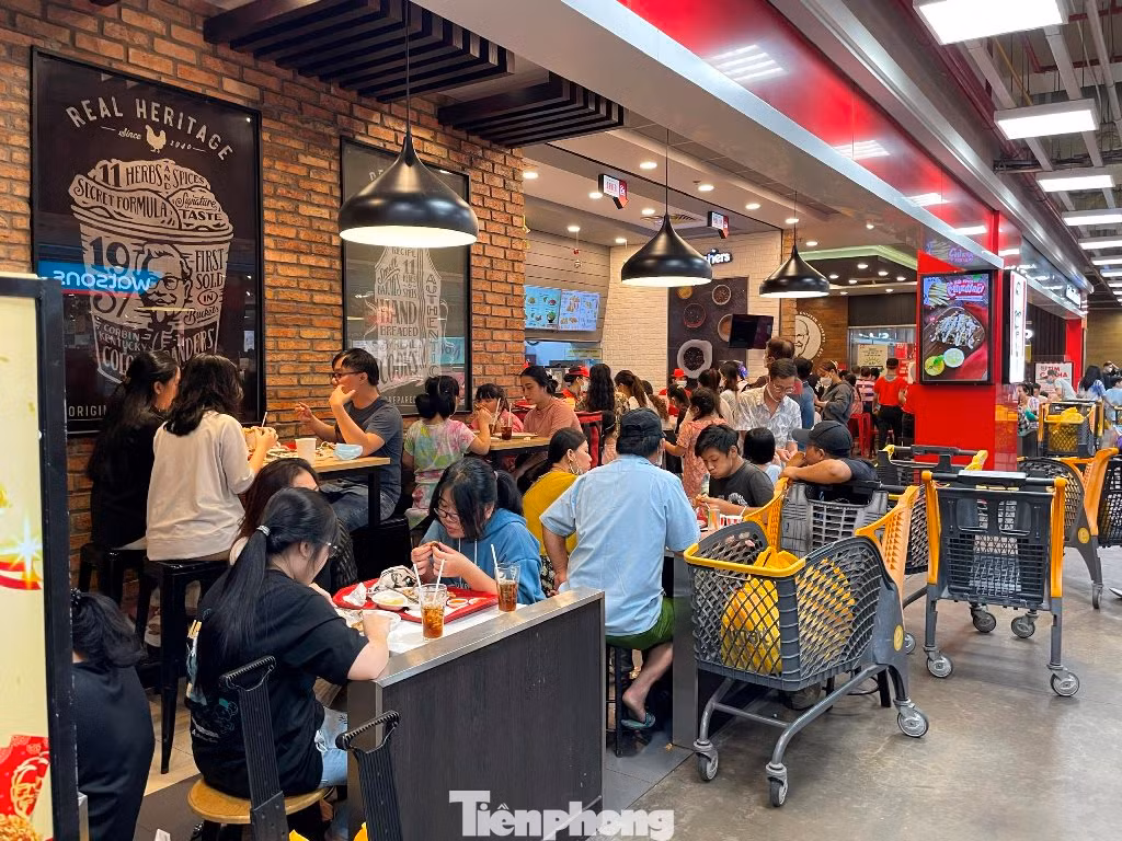 "Những ngày Tết, các quán ăn nhỏ thường nghỉ bán nên mình chọn cửa hàng, khu kinh doanh tổng hợp để vui chơi ăn uống. Do nghỉ Tết Dương lịch 2023 chỉ có 3 ngày nên tôi chủ yếu ở lại thành phố để nghỉ ngơi chứ không về quê" - chị Đỗ Thị Hạnh (34 tuổi, quê Nghệ An) chia sẻ.