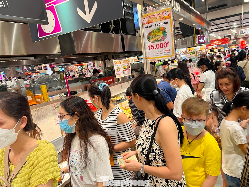 Dòng người nườm nượp chen chân xếp hàng mua thức ăn.