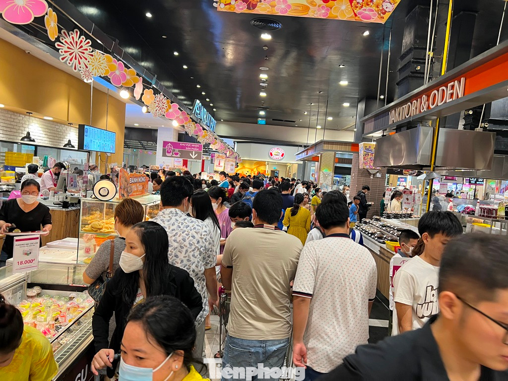 Đông nghịt người đến khu vực ẩm thực trong ngày cuối nghỉ Tết Dương lịch 2023