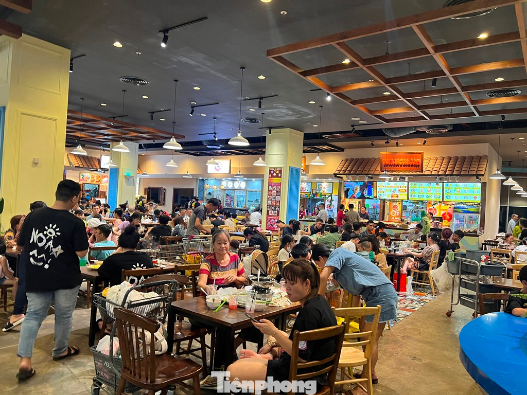 Nhiều chủ quán dự báo trong chiều tối nay, thực khách "đến ủng hộ" sẽ còn tăng cao khi người dân trở lại thành phố sẽ tranh thủ đưa gia đình đến hàng quán ăn uống, nghỉ ngơi trước khi trở lại làm việc vào ngày mai.