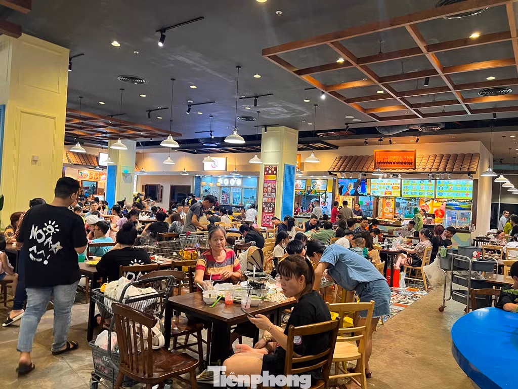 Nhiều chủ quán dự báo trong chiều tối nay, thực khách "đến ủng hộ" sẽ còn tăng cao khi người dân trở lại thành phố sẽ tranh thủ đưa gia đình đến hàng quán ăn uống, nghỉ ngơi trước khi trở lại làm việc vào ngày mai.