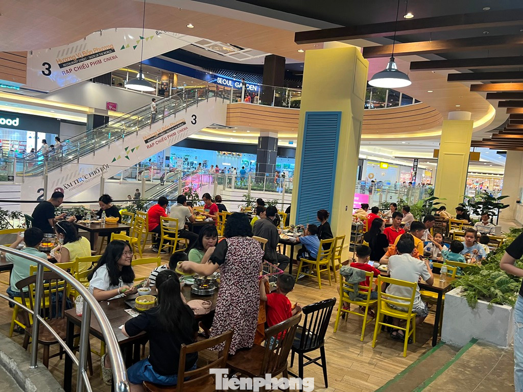 Không còn một bàn trống tại một cửa hàng ăn uống trong trung tâm thương mại ở TPHCM.