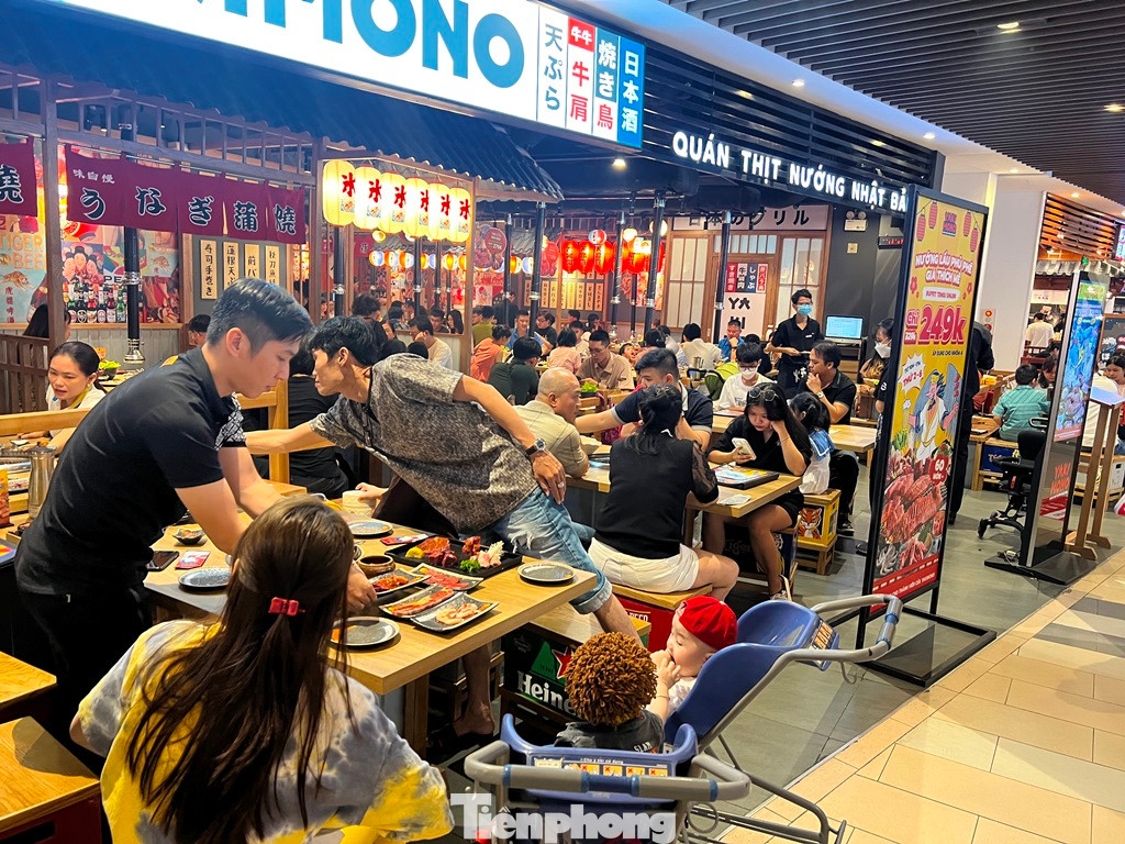 Ngày 2/1, tại những trung tâm thương mại lớn như Vincom, Aeon... khu vực ẩm thực gần như không còn chỗ trống. "Tôi đưa gia đình đi mua sắm, vui chơi rồi ăn uống tại chỗ cho thuận tiện. Dù chỉ mới đầu giờ trưa nhưng khách đã vào ăn uống khá đông" - anh Bình (ngụ quận Bình Tân) chia sẻ.