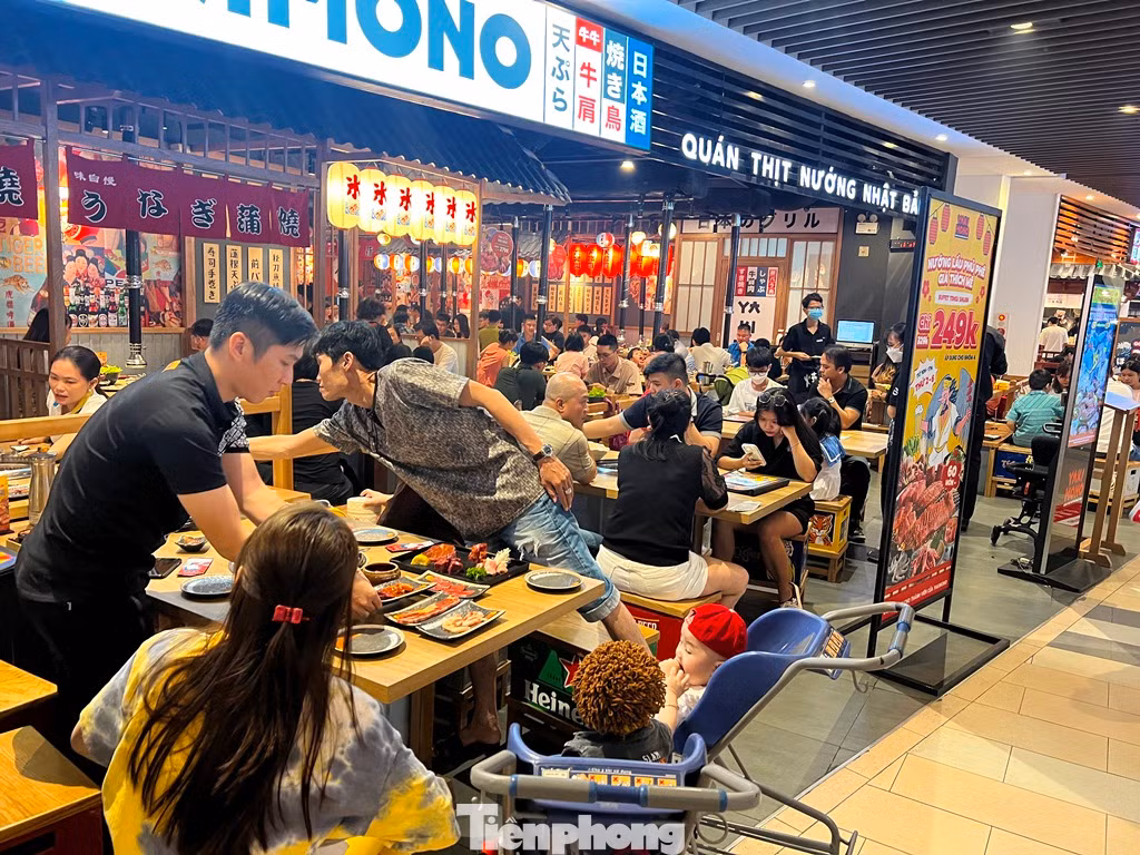 Ngày 2/1, tại những trung tâm thương mại lớn như Vincom, Aeon... khu vực ẩm thực gần như không còn chỗ trống. "Tôi đưa gia đình đi mua sắm, vui chơi rồi ăn uống tại chỗ cho thuận tiện. Dù chỉ mới đầu giờ trưa nhưng khách đã vào ăn uống khá đông" - anh Bình (ngụ quận Bình Tân) chia sẻ.