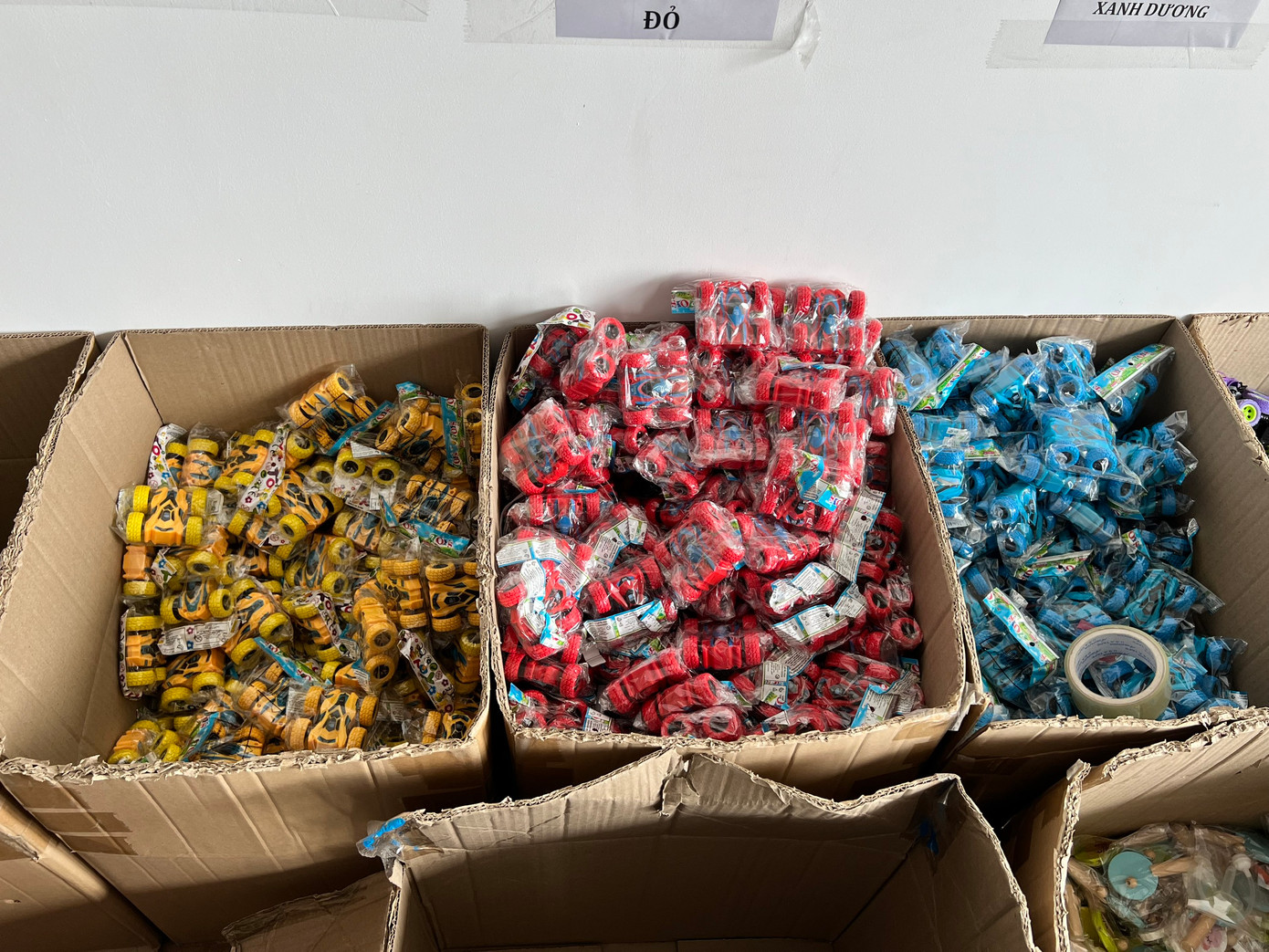 Các sản phẩm được bán cho người tiêu dùng thông qua kênh online nhưng không đăng ký với cơ quan chức năng