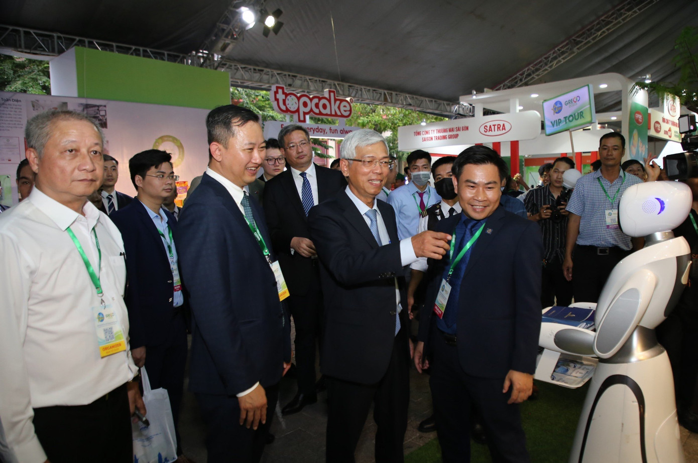 Các đại biểu tham quan triển lãm. Các đại biểu tham quan triển lãm.