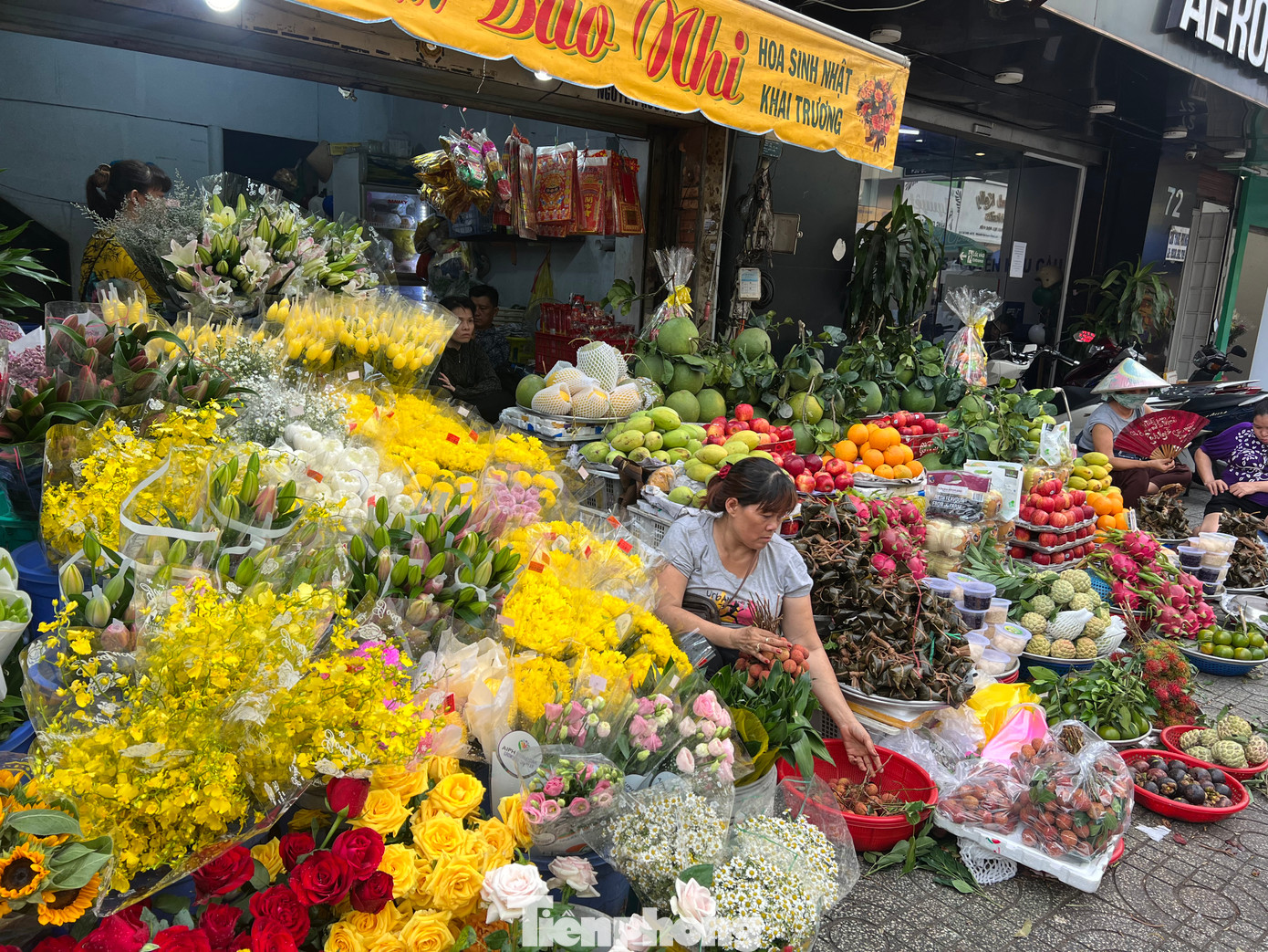 Các loại hoa trái, bánh ú lá tre phục vụ Tết Đoan Ngọ được tiểu thương bày bán đầy ắp nhưng hầu như rất ít khách mua.
