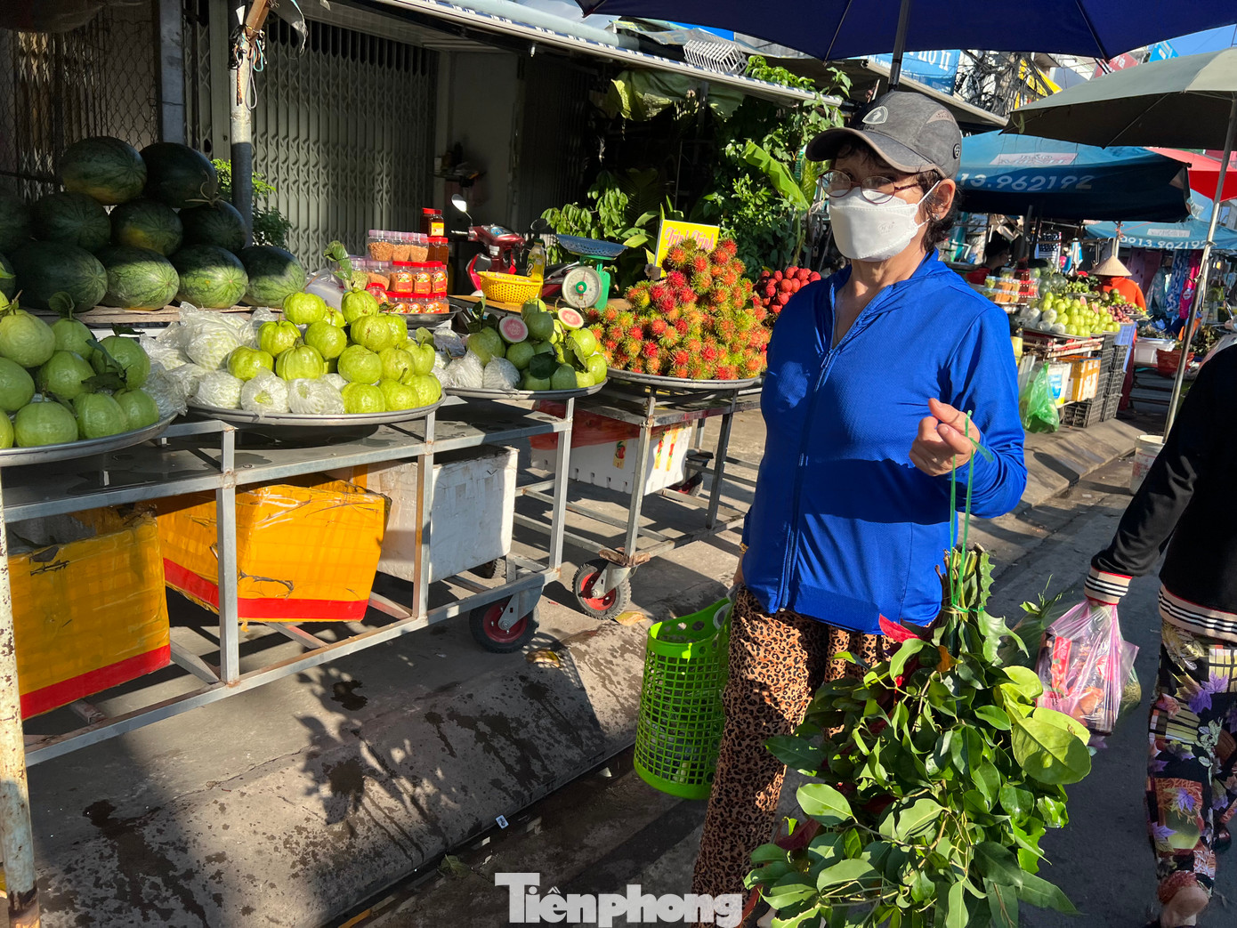 Thay vì mua sắm đủ các loại hoa trái ăn mừng Tết Đoan Ngọ thì nhiều người chỉ chọn mua bó lá xông trong ngày này. Kinh tế khó khăn, việc làm không có nên mình muốn mua sắm gì cũng phải tính toán chứ không thể thoải mái chi tiêu như trước. Mặc dù thực phẩm, hoa trái trong ngày này không tăng giá nhưng tôi chỉ mua những gì thiết yếu thôi - một người tiêu dùng tâm sự.
