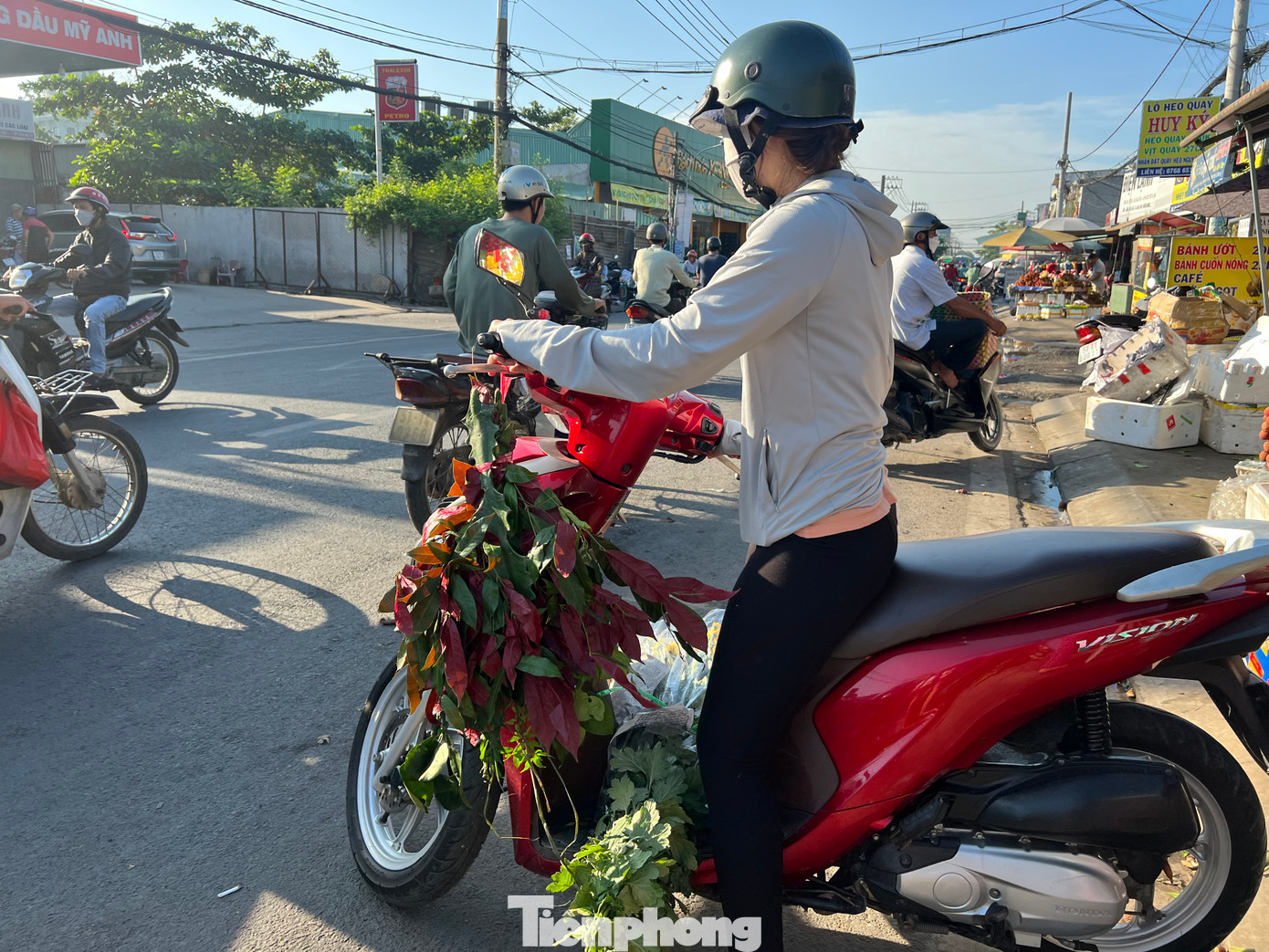 Không ít người cùng chung suy nghĩ tiết kiệm. "Mua bó lá xông 10.000 đồng cho gọi là có trong ngày Tết Đoan Ngọ, thêm bó bông cúc 20.000 đồng trưng bàn thờ gia tiên thôi" - chị Trà (công nhân khu công nghiệp Tân Tạo, quận Bình Tân tranh thủ đi chợ sớm nói.