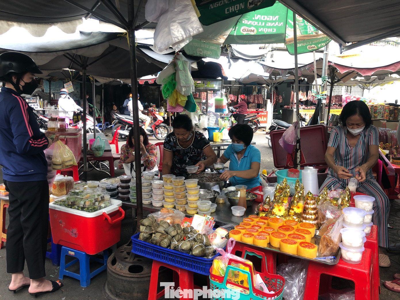 Theo quan niệm của nhiều người, ăn cơm rượu nếp vào ngày Tết Đoan Ngọ sẽ tác dụng diệu kỳ. Cơm rượu hội tụ ngũ vị có thể làm cho các loại "sâu bọ" ký sinh trong cơ thể người "say rượu" mà chết đi. Do đó mặt hàng này rất đắt khách.