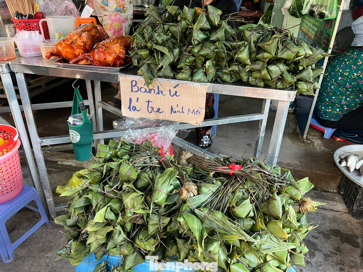 Theo đó, bánh ú lá tre có giá từ 50.000 - 80.000 đồng/chục tùy lớn nhỏ; bánh bá trạng 40.000 đồng/cái; bộ đồ cúng 10.000 đồng/bộ...