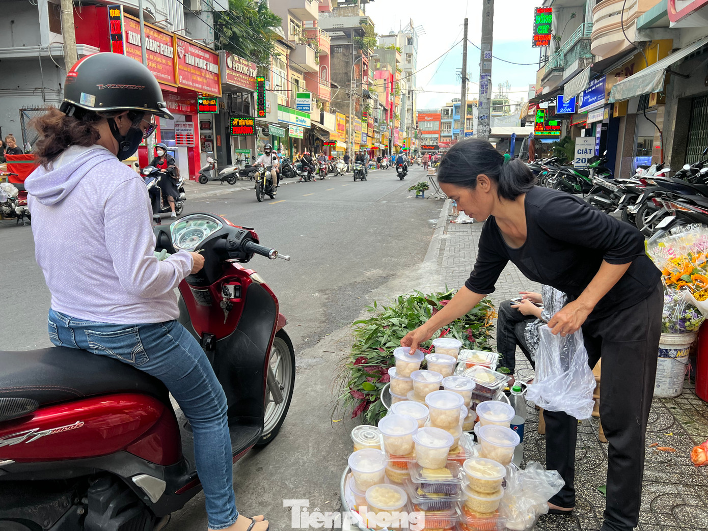 Cơm rượu có giá từ 50.000 - 60.000 đồng/hộp, các loại xôi, chè trôi nước từ 20.000 - 30.000 đồng/hộp đã được tiểu thương chuẩn bị sẵn, khách chỉ cần yêu cầu sẽ được phục vụ tận nơi.