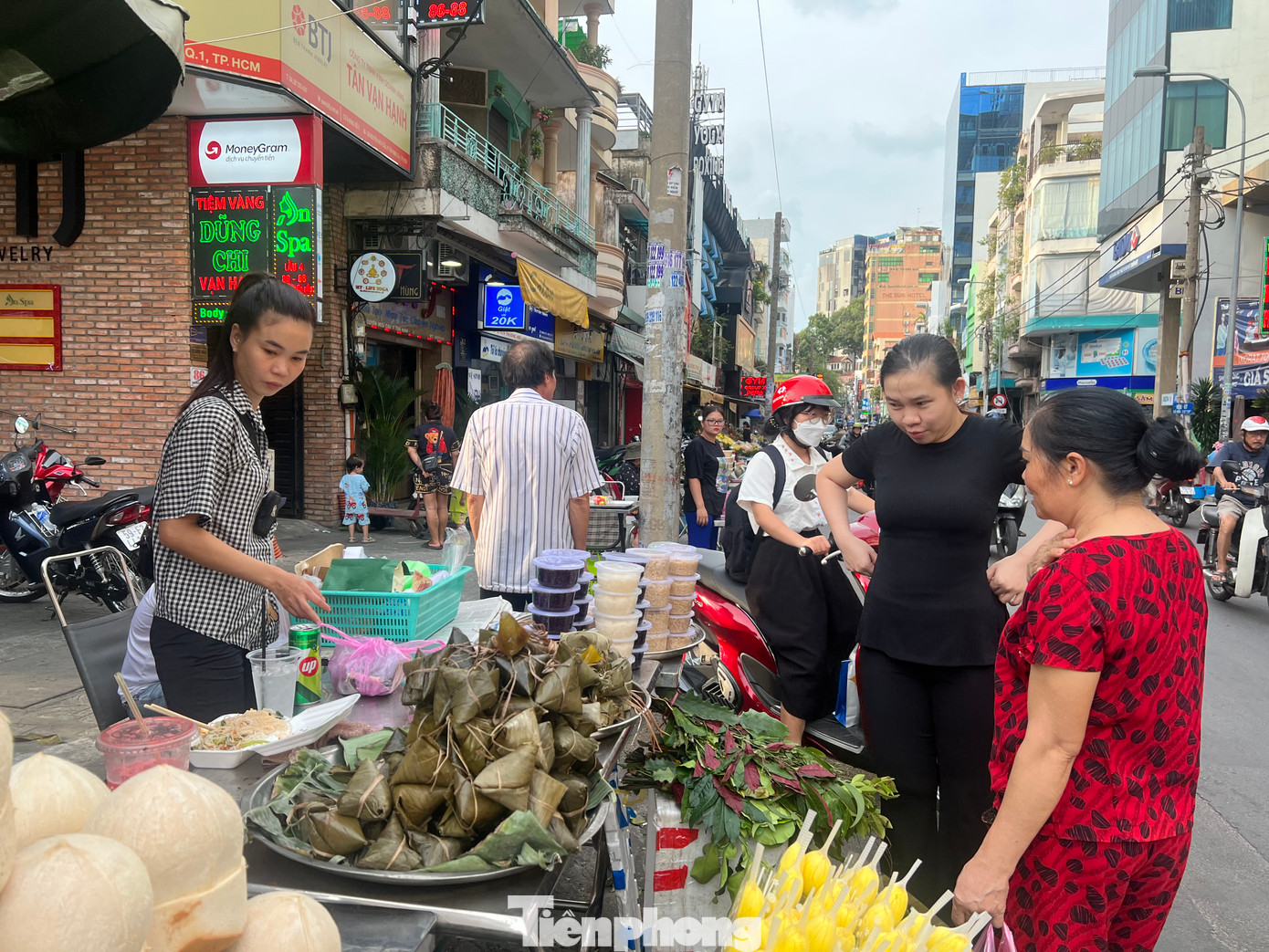 Tết Đoan Ngọ mùng 5 tháng 5 năm nay rơi vào ngày 22/6 dương lịch. Đây là ngày lễ quan trọng của người Việt Nam mang ý nghĩa tiêu diệt sâu bọ phá hoại mùa màng, với mong muốn diệt trừ sâu bọ, xua đuổi bệnh tật, đón nhận may mắn, cầu mong sức khỏe an lành và cuộc sống ấm no, đủ đầy...