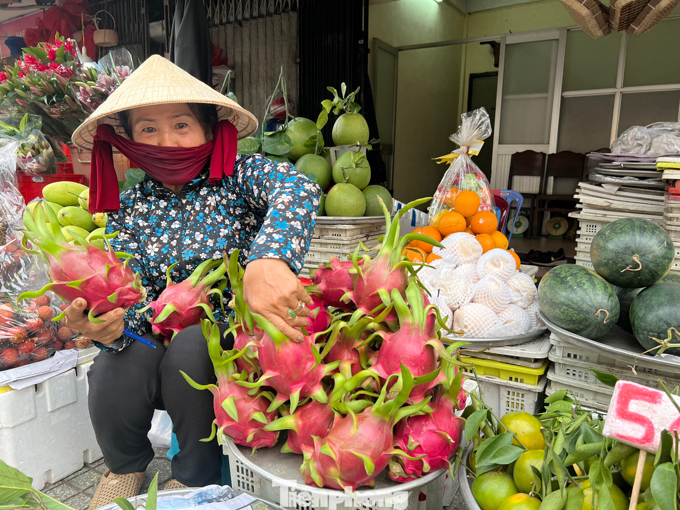 Bà Hương, tiểu thương chợ Tân Định cũng lo lắng vì sức mua không như kỳ vọng. Năm nay trái cây về nhiều, giá rẻ như vải miền Bắc loại 1 chỉ 40.000 đồng/kg, bưởi da xanh ruột hồng có cuống lá 60.000 đồng/kg, quýt 50.000 đồng/kg... "Tôi bán đúng giá, thậm chí còn khuyến mãi thêm nhưng sức mua rất thấp. Mình cũng hiểu tình hình chung rất khó khăn nên chỉ cố gắng cầm cự" - bà Hương bộc bạch.
