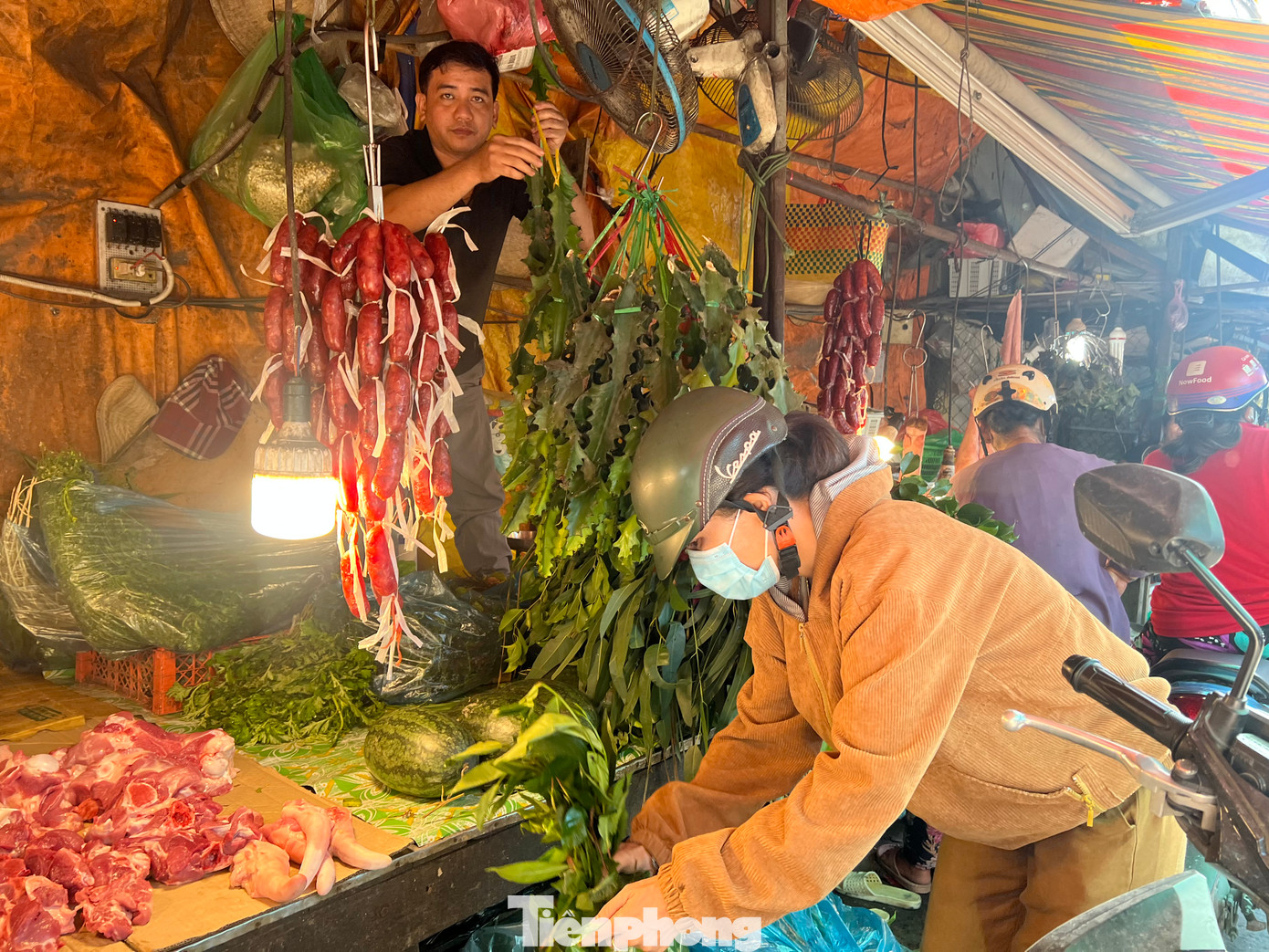 "Năm nào cũng vậy, tôi đều mua bó lá xông treo trước cửa hoặc để một góc nhà với hy vọng đuổi điều xấu, mang lại may mắn, sức khỏe cho gia đình" - chị Tâm (ngụ đường An Dương Vương, quận 8) cho biết.