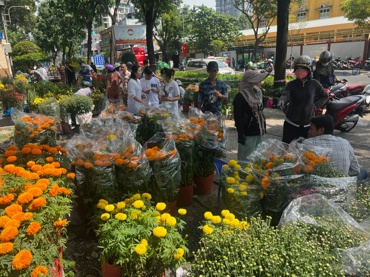 Một số tiểu thương khác chọn cách bán xả hàng, bán giá siêu rẻ để thu hồi vốn.