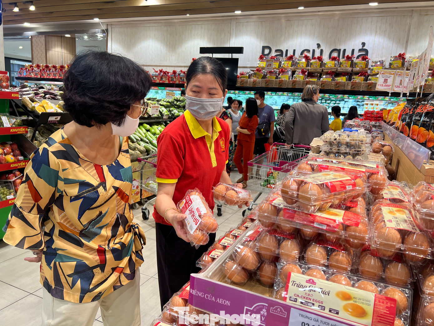 Siêu thị có nhiều chương trình giảm giá trứng như mua 10 tặng 2, mua 10 tặng 6 hoặc giảm giá từ 10 - 20% để kích cầu Siêu thị có nhiều chương trình giảm giá trứng như mua 10 tặng 2, mua 10 tặng 6 hoặc giảm giá từ 10 - 20% để kích cầu