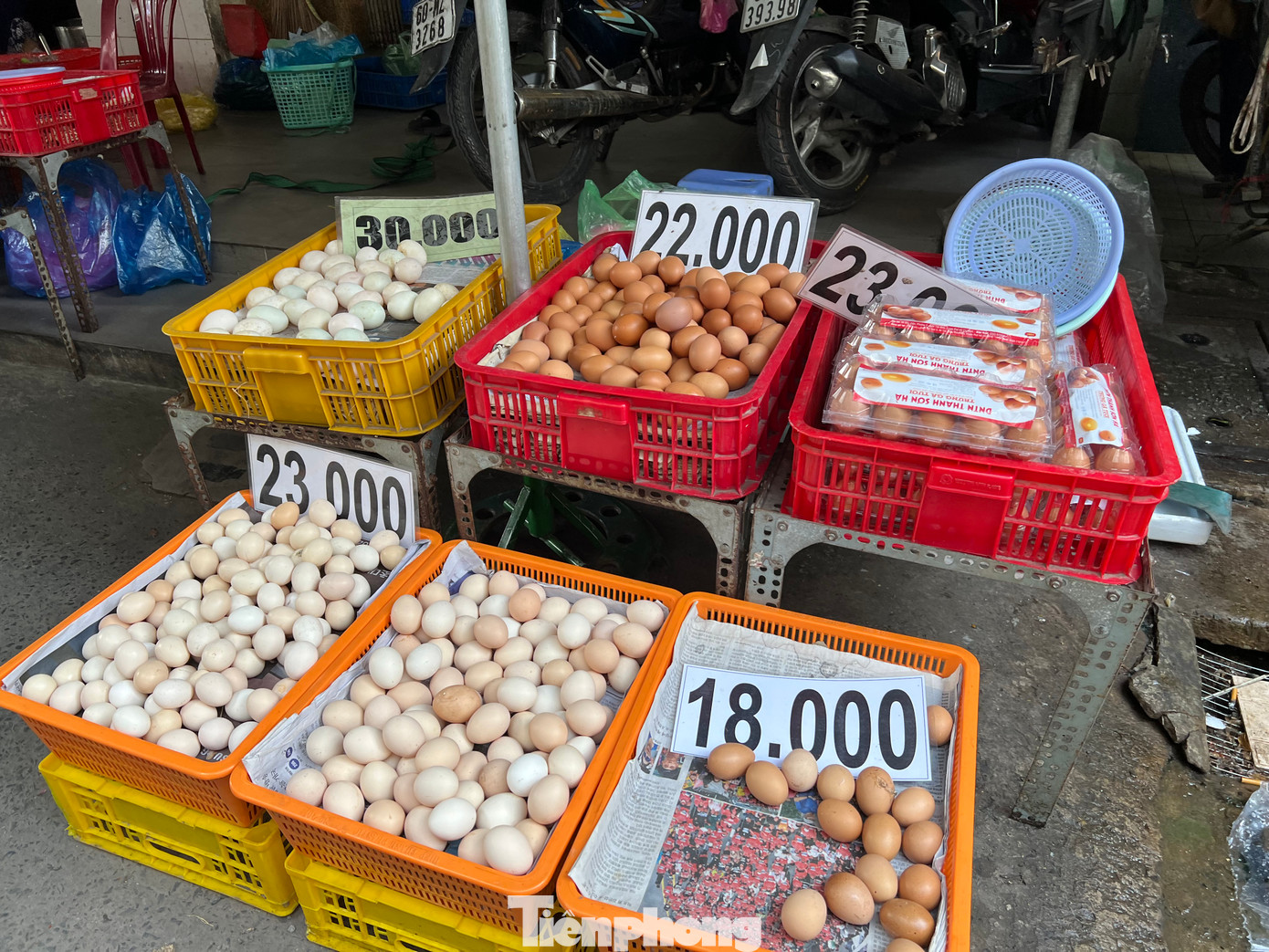 Trứng gà có giá chỉ 18.000 đồng/chục. Tuy nhiên theo giới chuyên buôn trứng thì đây là trứng gà tồn kho, cận date hoặc hết date. Trứng gà có giá chỉ 18.000 đồng/chục. Tuy nhiên theo giới chuyên buôn trứng thì đây là trứng gà tồn kho, cận date hoặc hết date.