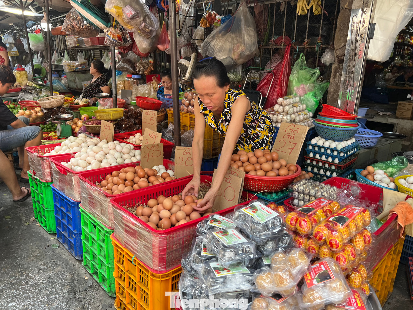 Trứng gà chỉ có giá từ 18.000-20.000 đồng/chục, rẻ bằng 2/3 năm ngoái. Trứng gà chỉ có giá từ 18.000-20.000 đồng/chục, rẻ bằng 2/3 năm ngoái.