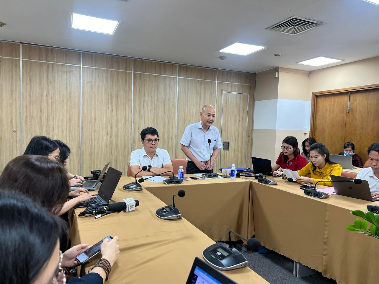 Ông Nguyễn Nguyên Phương - Phó Giám đốc Sở Công Thương TPHCM (đứng) - chia sẻ thông tin về chương trình khuyến mãi hàng hiệu.