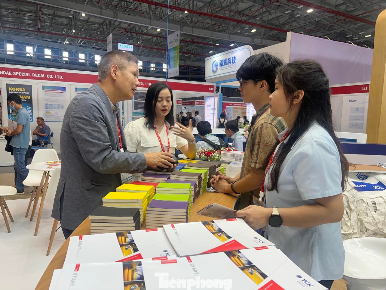 Doanh nghiệp tìm kiếm cơ hội tại các cuộc triển lãm chuyên ngành. Doanh nghiệp tìm kiếm cơ hội tại các cuộc triển lãm chuyên ngành.