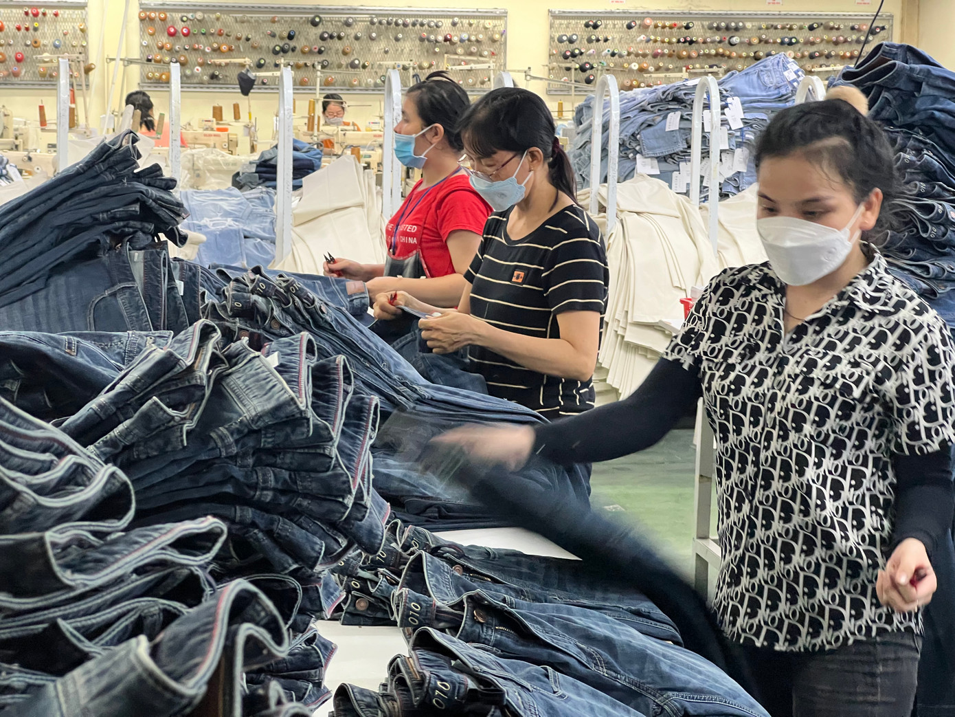 Doanh nghiệp cần được ngân hàng hỗ trợ để ổn định sản xuất (ảnh tại Công ty may Việt Thắng Jean).