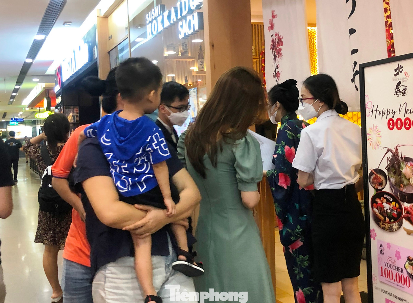 Khách xếp hàng bên ngoài có thể gọi món trước, khi có bàn sẽ được phục vụ thức ăn ngay.