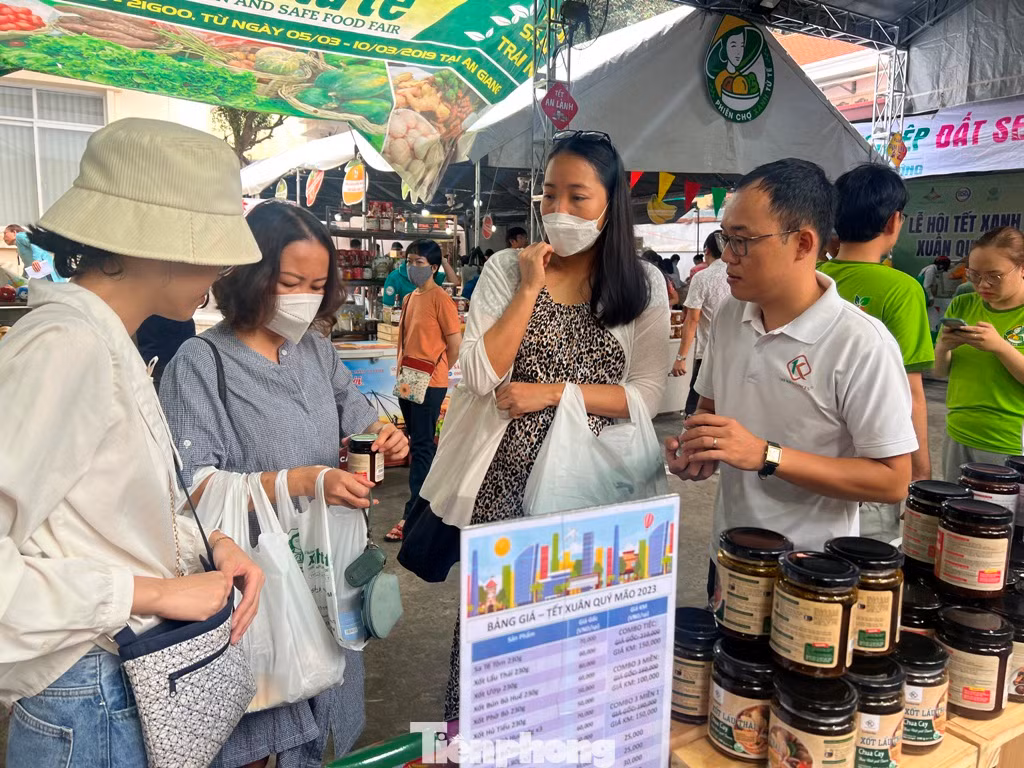 Anh Văn Long (bìa phải) nhiệt tình giới thiệu các loại xốt gia vị đến các khách hàng nữ Anh Văn Long (bìa phải) nhiệt tình giới thiệu các loại xốt gia vị đến các khách hàng nữ