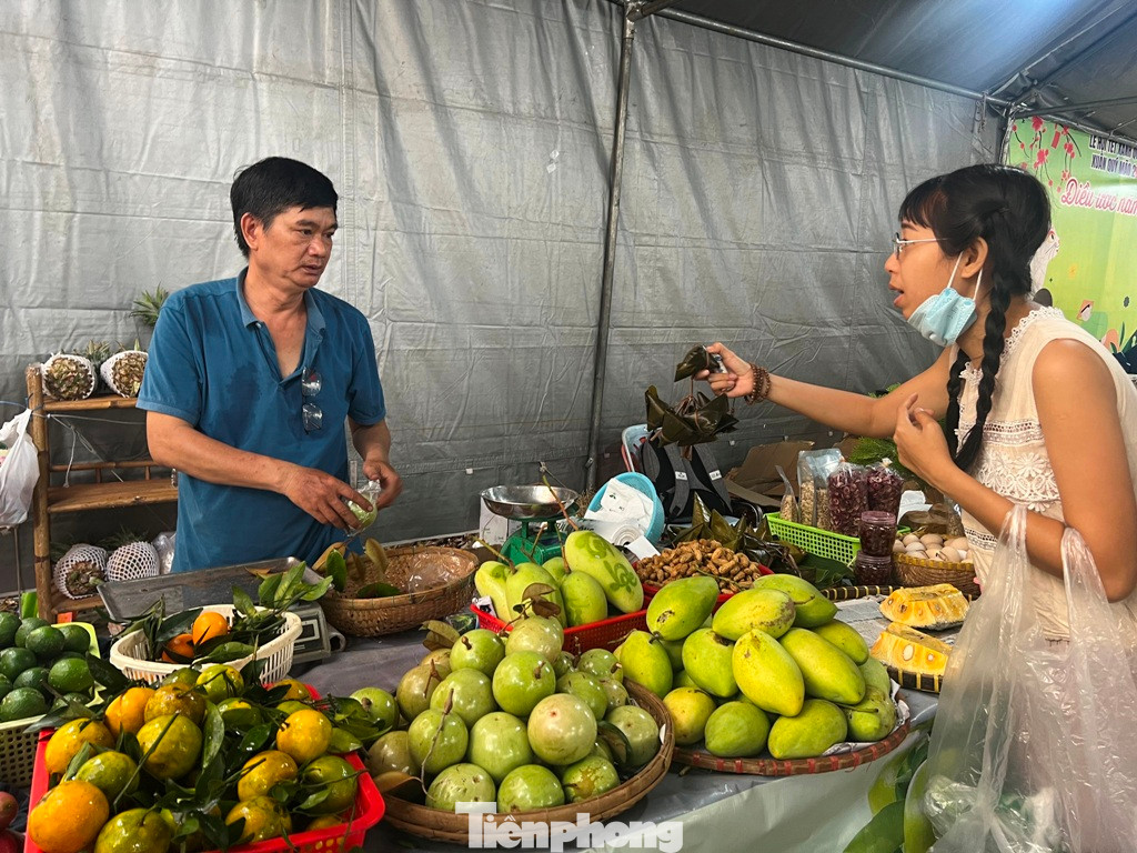 Phiên chợ Tết "cây nhà lá vườn" nhộn nhịp khách Phiên chợ Tết "cây nhà lá vườn" nhộn nhịp khách