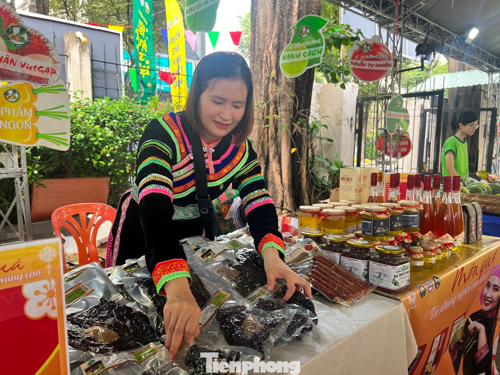 Sản phẩm Hà Giang như thịt trâu gác bếp, lạp sườn có giá từ 550.000-850.000 đồng/gói Sản phẩm Hà Giang như thịt trâu gác bếp, lạp sườn có giá từ 550.000-850.000 đồng/gói