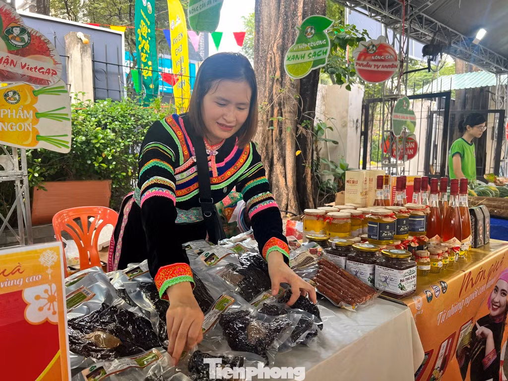 Sản phẩm Hà Giang như thịt trâu gác bếp, lạp sườn có giá từ 550.000-850.000 đồng/gói Sản phẩm Hà Giang như thịt trâu gác bếp, lạp sườn có giá từ 550.000-850.000 đồng/gói