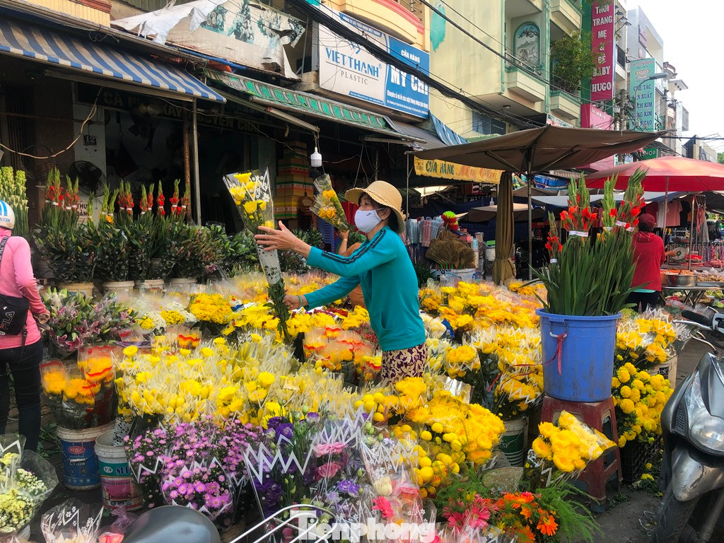 Hoa cúc có giá bán chỉ từ 20.000 đồng/bó. Hoa cúc có giá bán chỉ từ 20.000 đồng/bó.