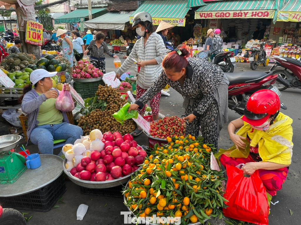 Trái cây cúng rằm phong phú, giá giảm gần 1/3 so với dịp Tết vừa qua. Trái cây cúng rằm phong phú, giá giảm gần 1/3 so với dịp Tết vừa qua.