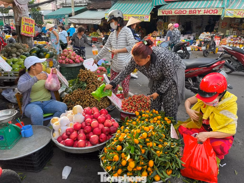 Trái cây cúng rằm phong phú, giá giảm gần 1/3 so với dịp Tết vừa qua.
