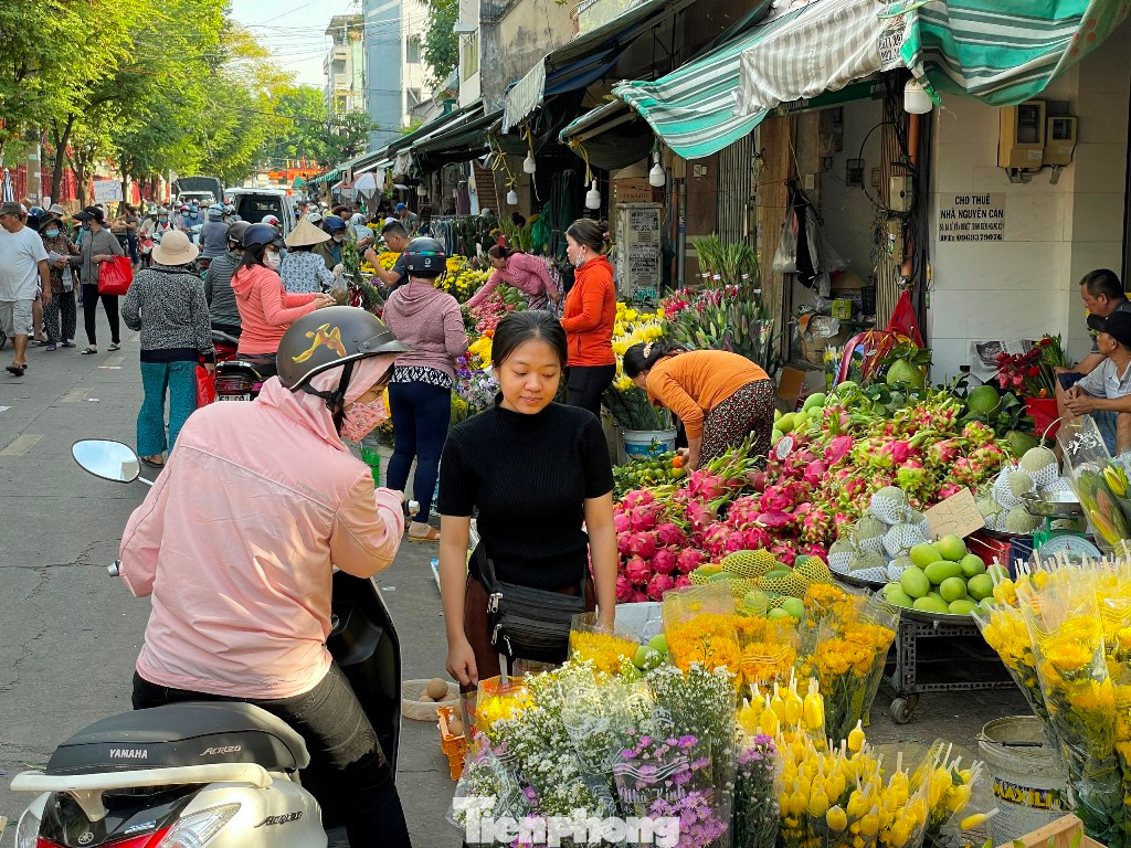 Các chợ tấp nập từ sáng sớm. Các chợ tấp nập từ sáng sớm.