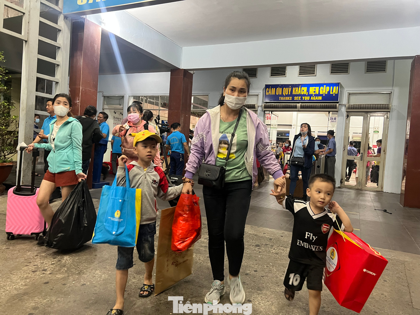 Công nhân TPHCM được hỗ trợ vé tàu, xe miễn phí để về quê đón Tết.