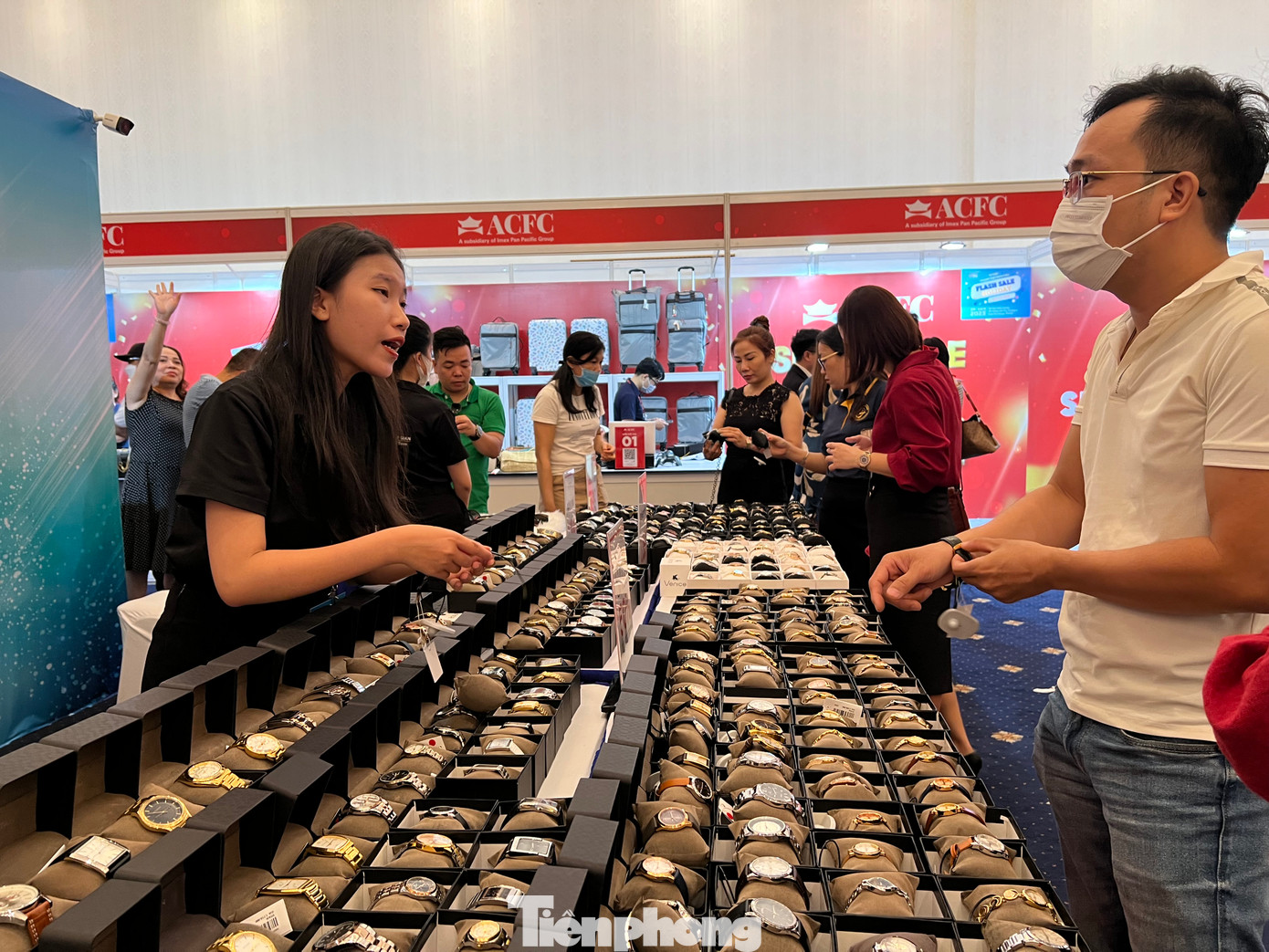 Đồng hồ hiệu sau giảm giá chỉ còn tầm 1 triệu đồng/cái.