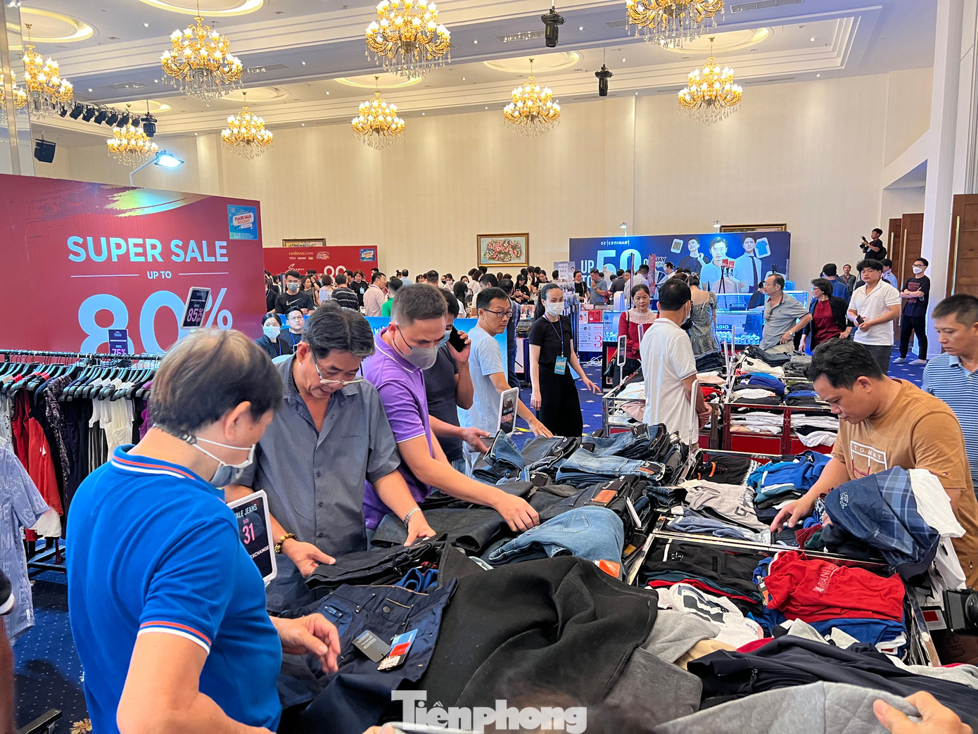 Đông nghẹt người chọn mua hàng hiệu, hàng có thương hiệu giảm giá từ 50-90%