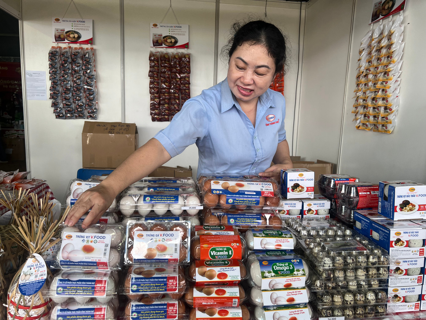 Thực phẩm thiết yếu như trứng, mì, gạo... khuyến mãi, hỗ trợ người tiêu dùng sắm Tết.